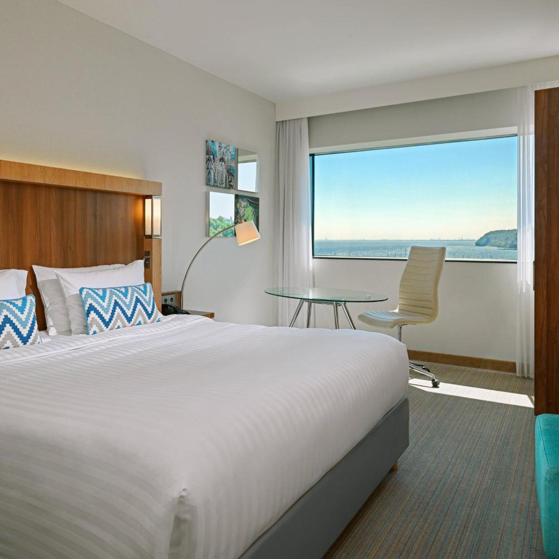 Guest Room, King Bed, Partial Sea View