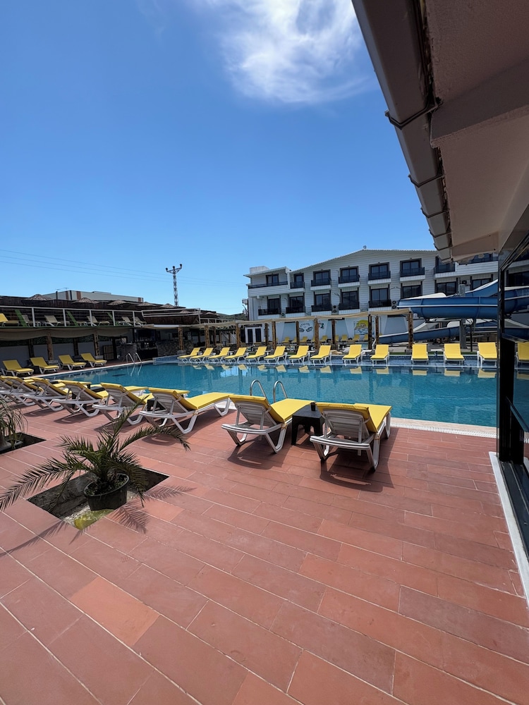 Atas Aqua Otel Avsa 39/51