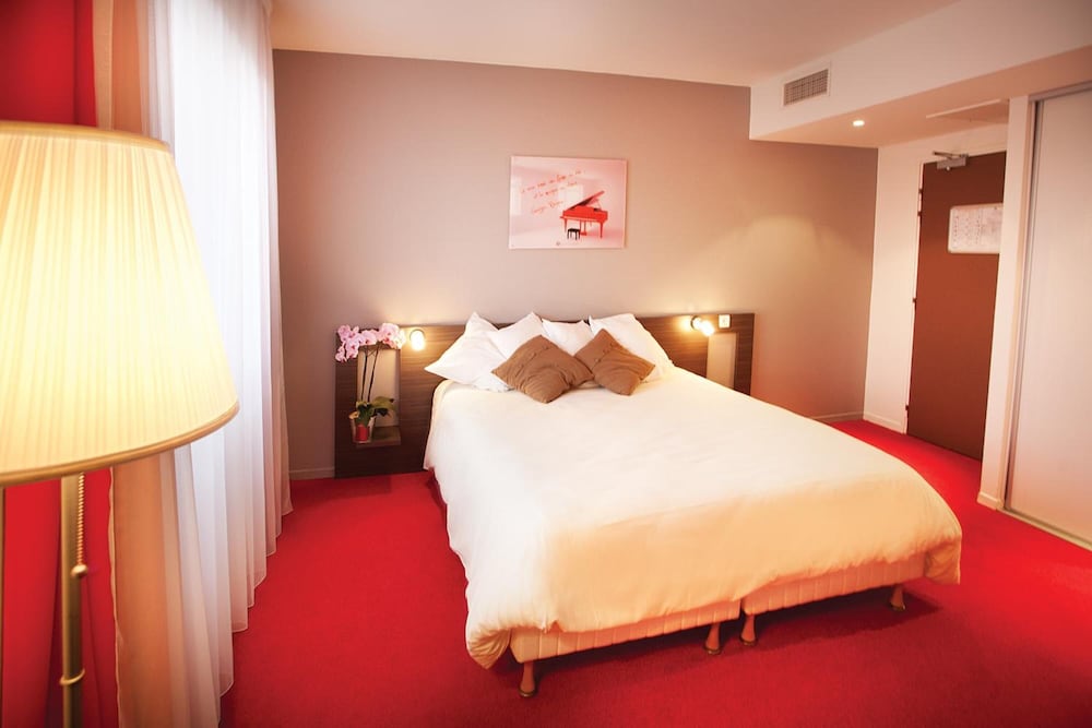 HOTEL LE COUSTURE 12/24