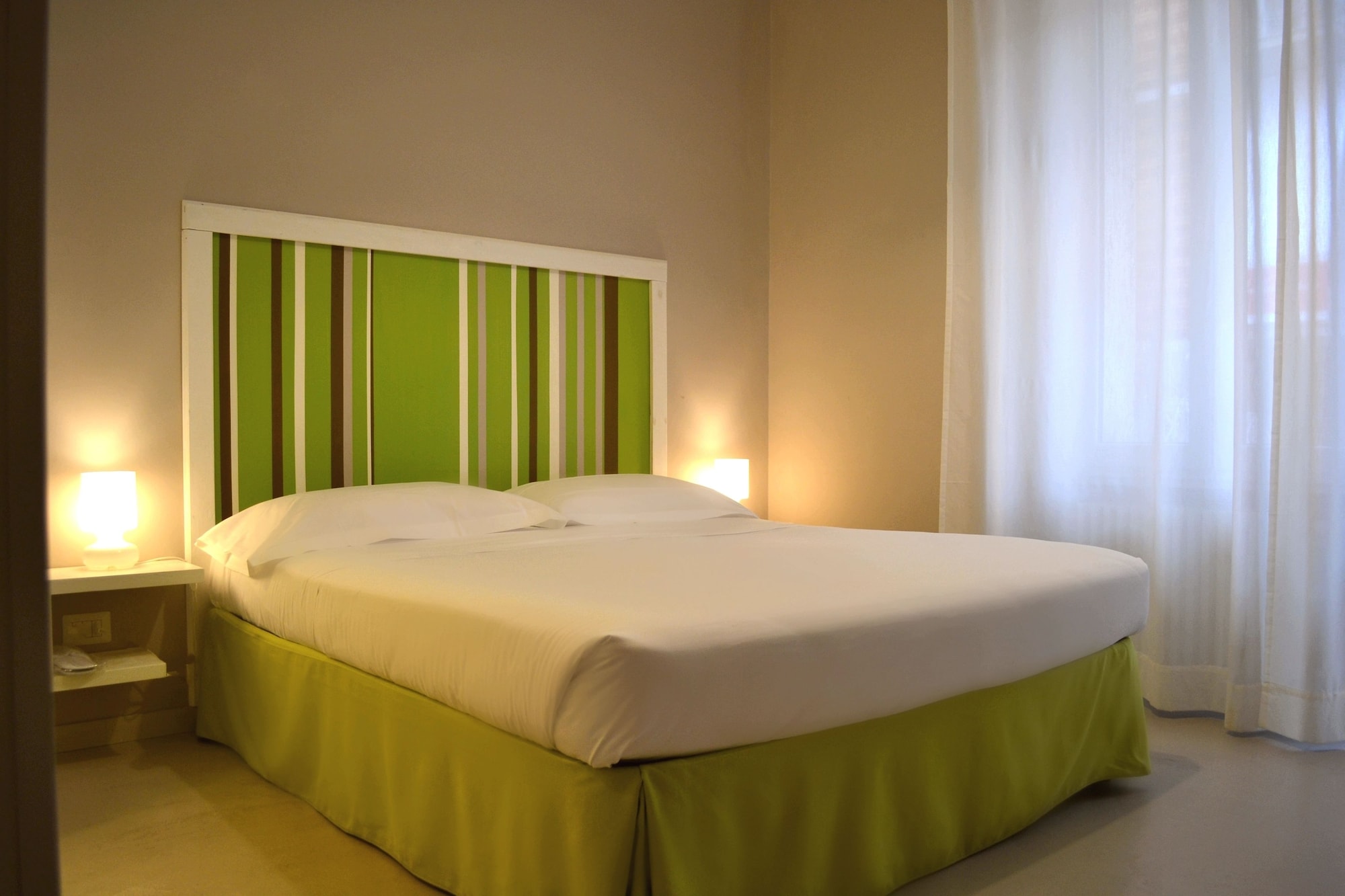 ROOM, DOUBLE BED