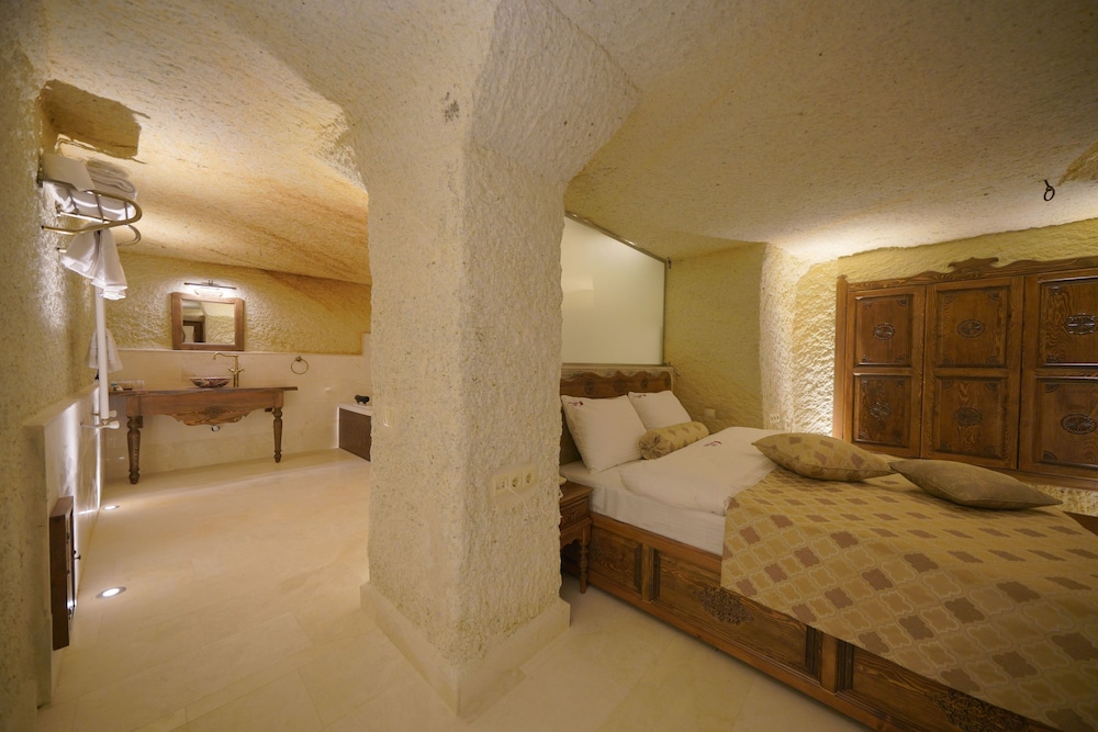HONEYMOON, KING BED