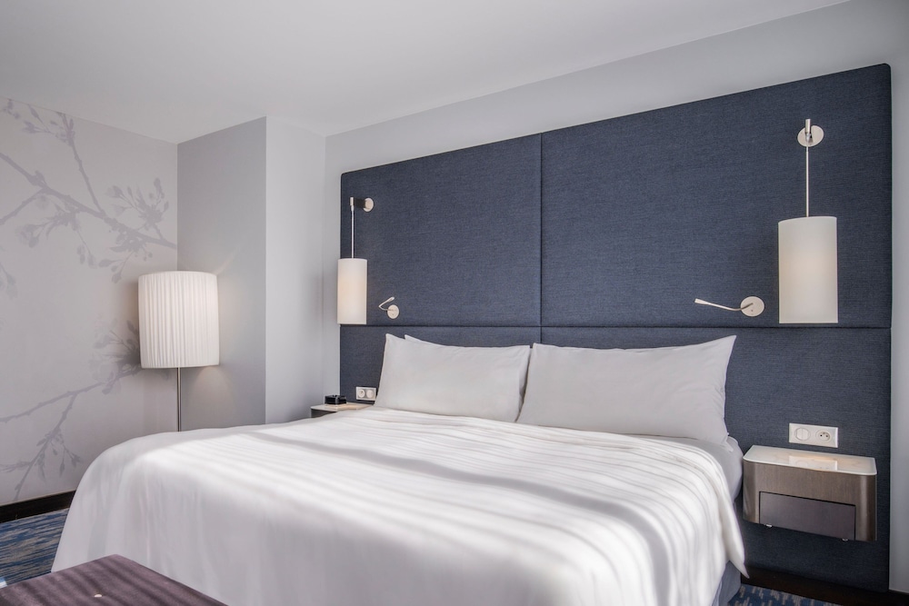 غرفة بسرير كينج بشرفة بإطلالة، Renaissance Paris Arc de Triomphe Hotel 7/10