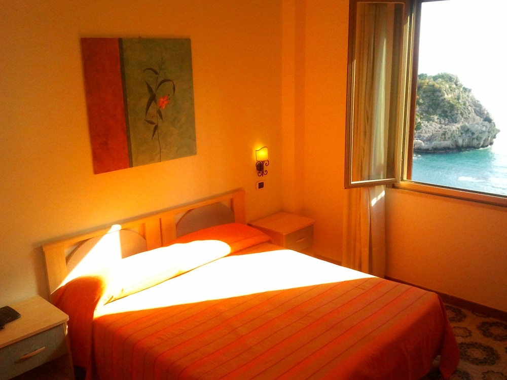 CLASSIC, DOUBLE OR TWIN BED, SEA VIEW