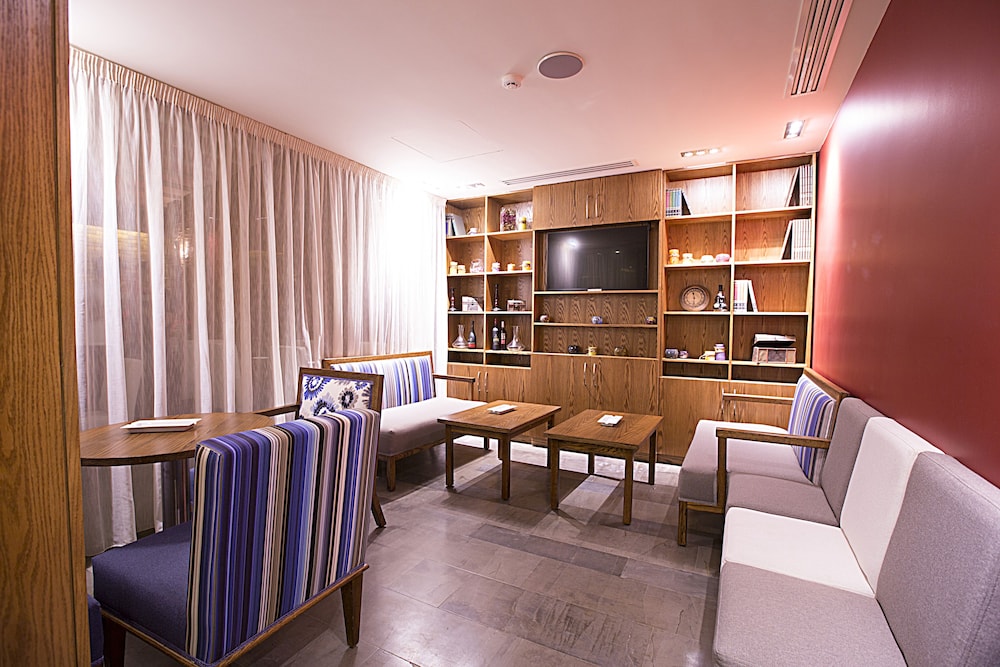 THE J HOTEL AND SPA 19/27