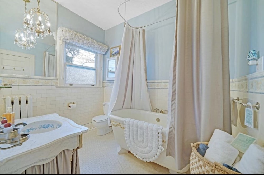 Mathis House, A Victorian Bed & Breakfast and Tea Room at 600 Main 49/50