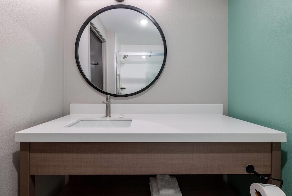 ECHO Suites Extended Stay By Wyndham Naples 86/86