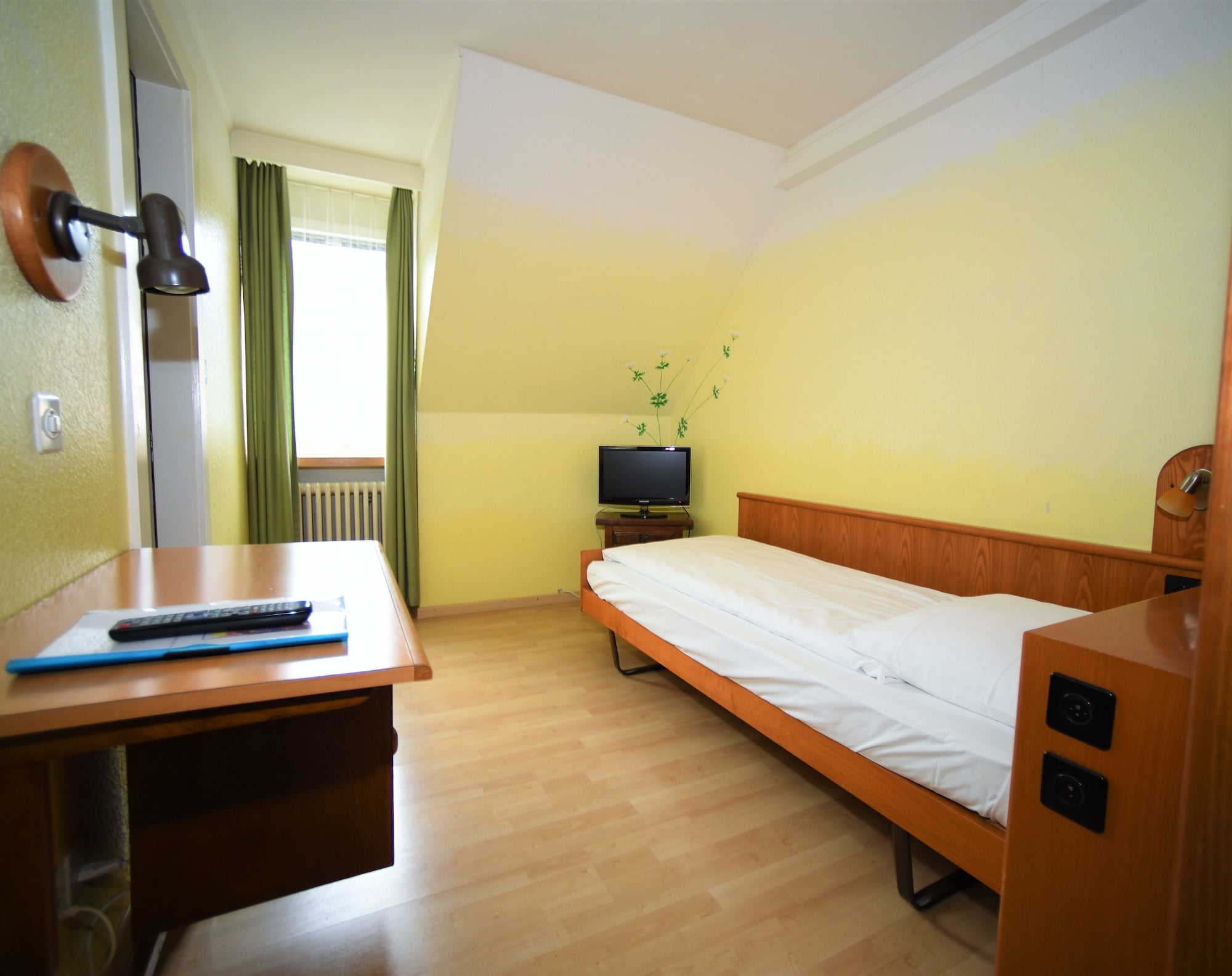 ROOM, SINGLE