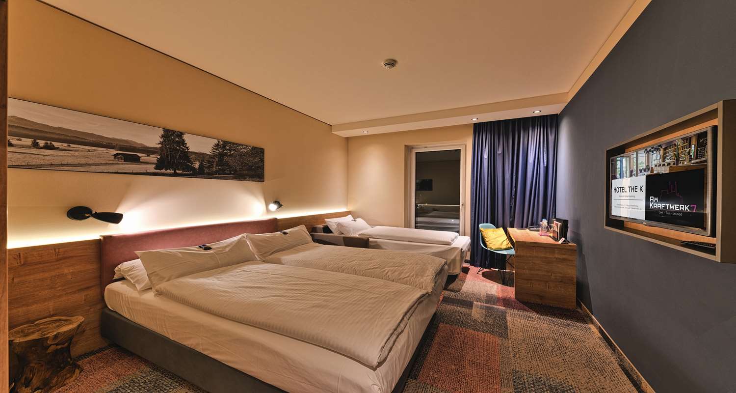 Family, Queen Bed