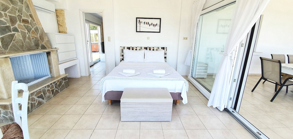 Bungalow White Apartments and Suites 26/81