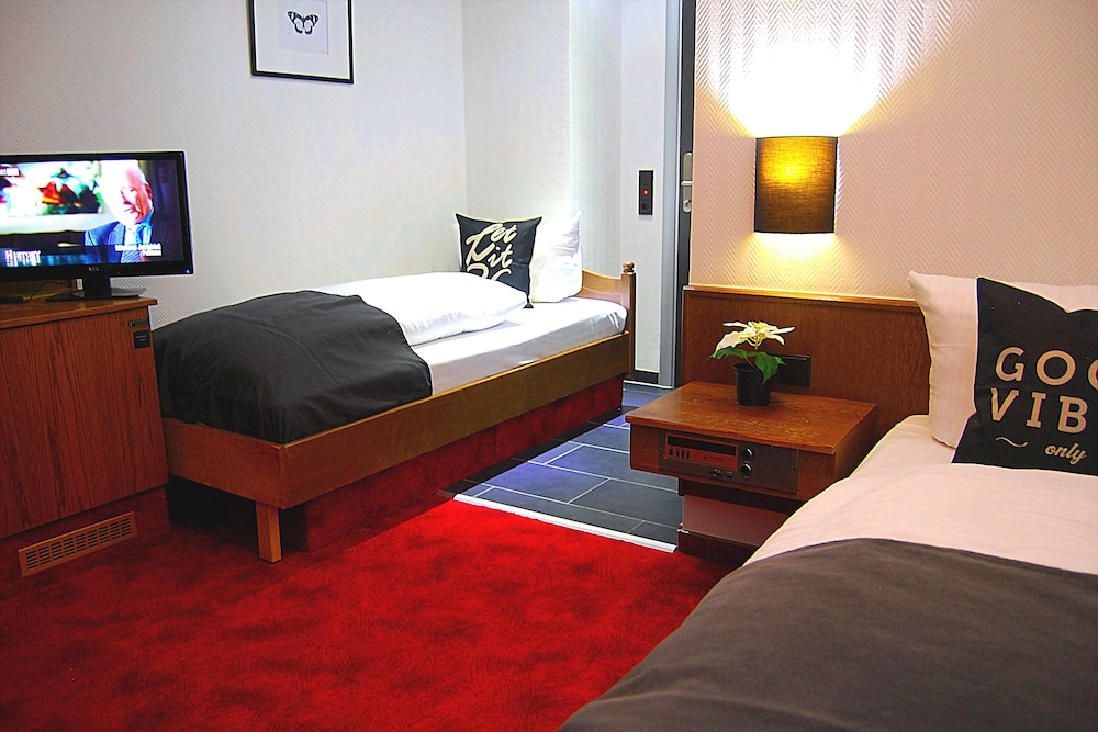 ROOM, TWIN BEDS
