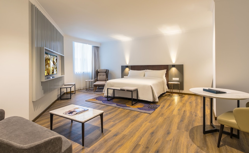 SIGNATURE, PREMIUM, KING BED