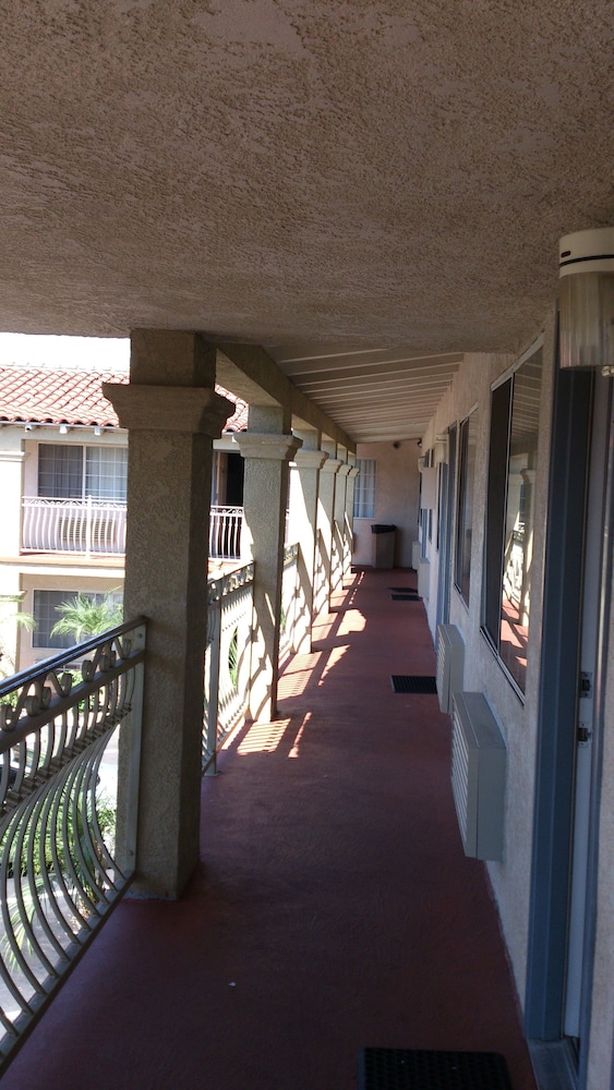 Santa Ana Travel Inn 8/40