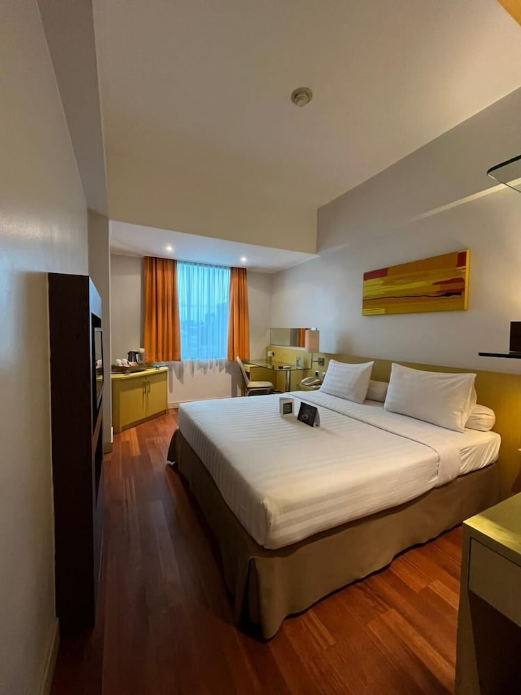STANDARD, DOUBLE BED, CITY VIEW