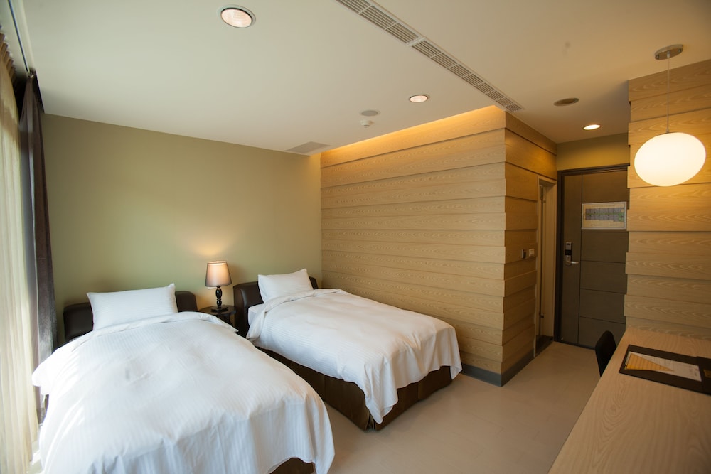823-Tourist Hotel 30/64
