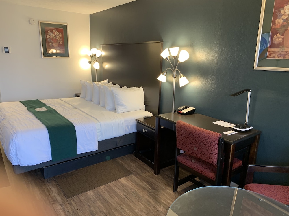 Baymont by Wyndham Petoskey 19/51