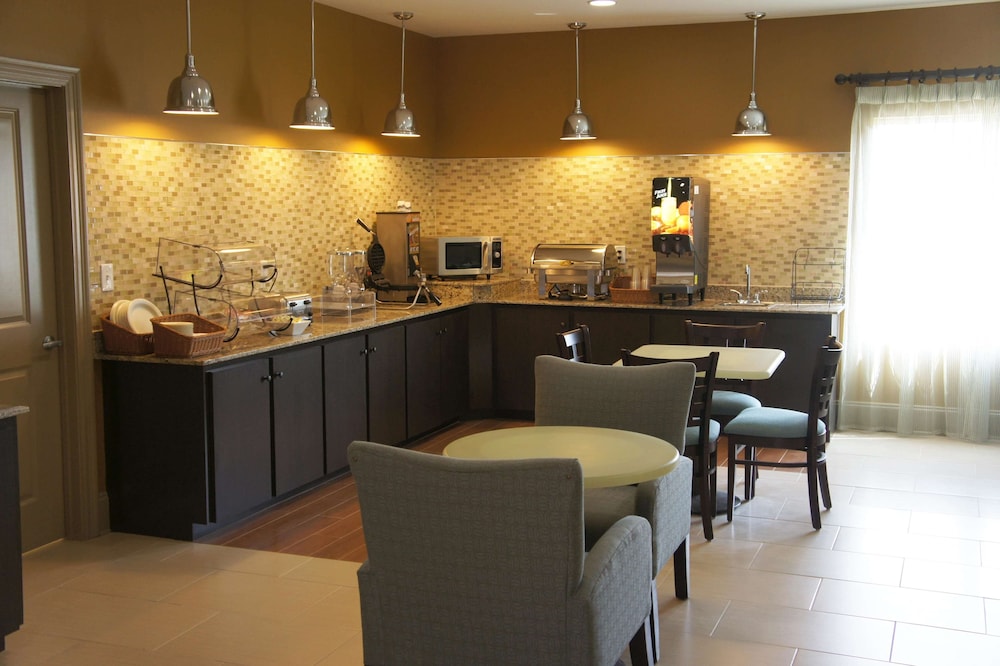 La Quinta Inn & Suites by Wyndham Gonzales LA 36/48