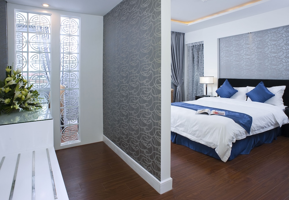 ROOM, KING BED, CITY VIEW