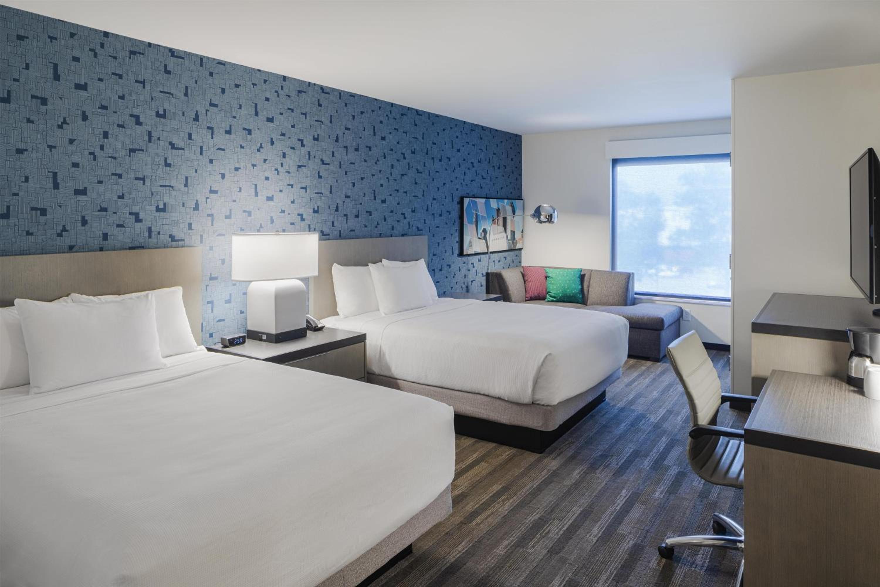 Guest Room, 2 Queen Beds, Den