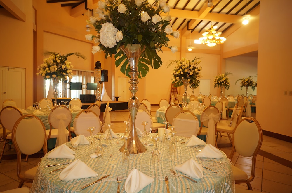 Las Olas Beach Resort 36/50