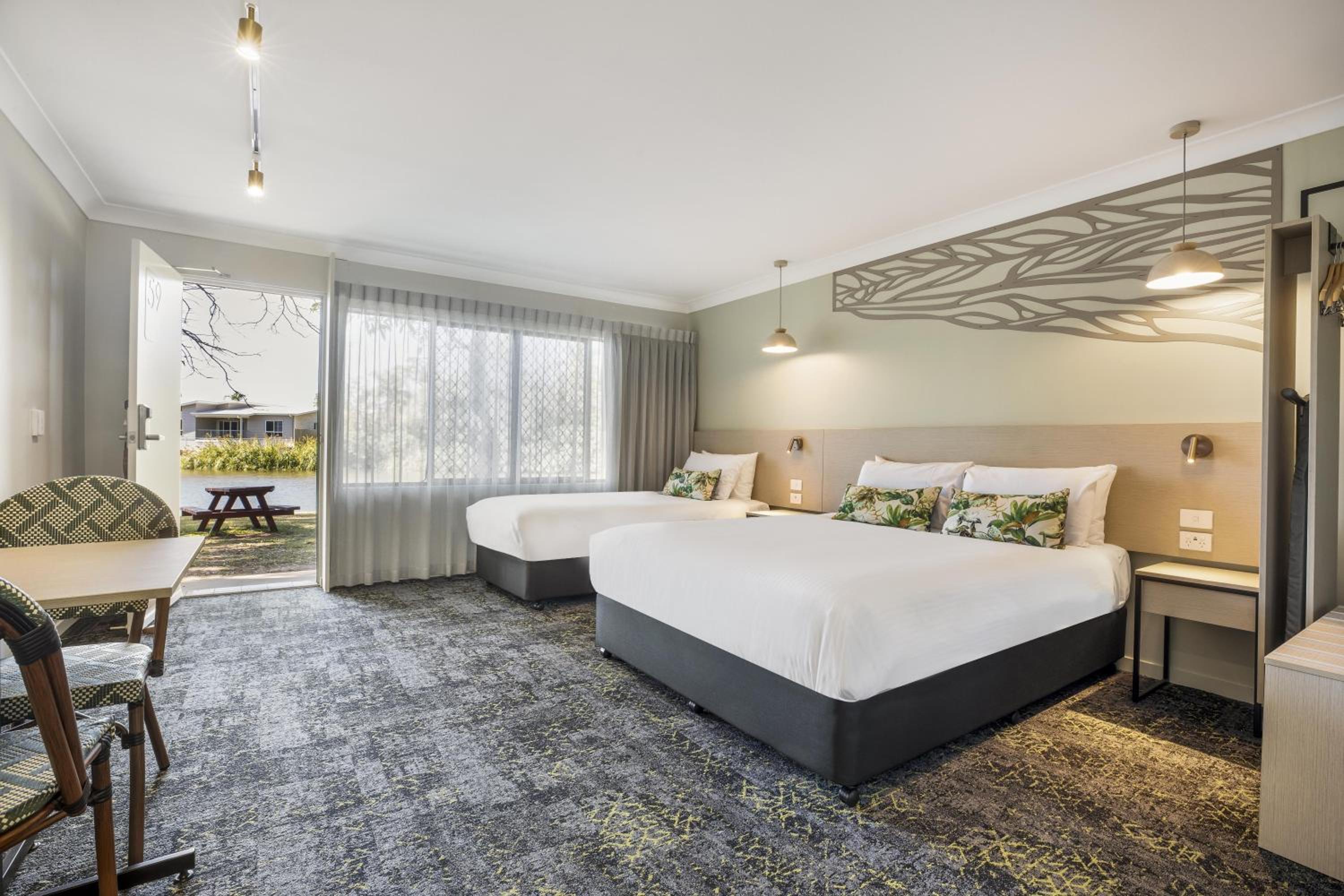 Room, 1 Queen and 1 Single Bed, Lake Side