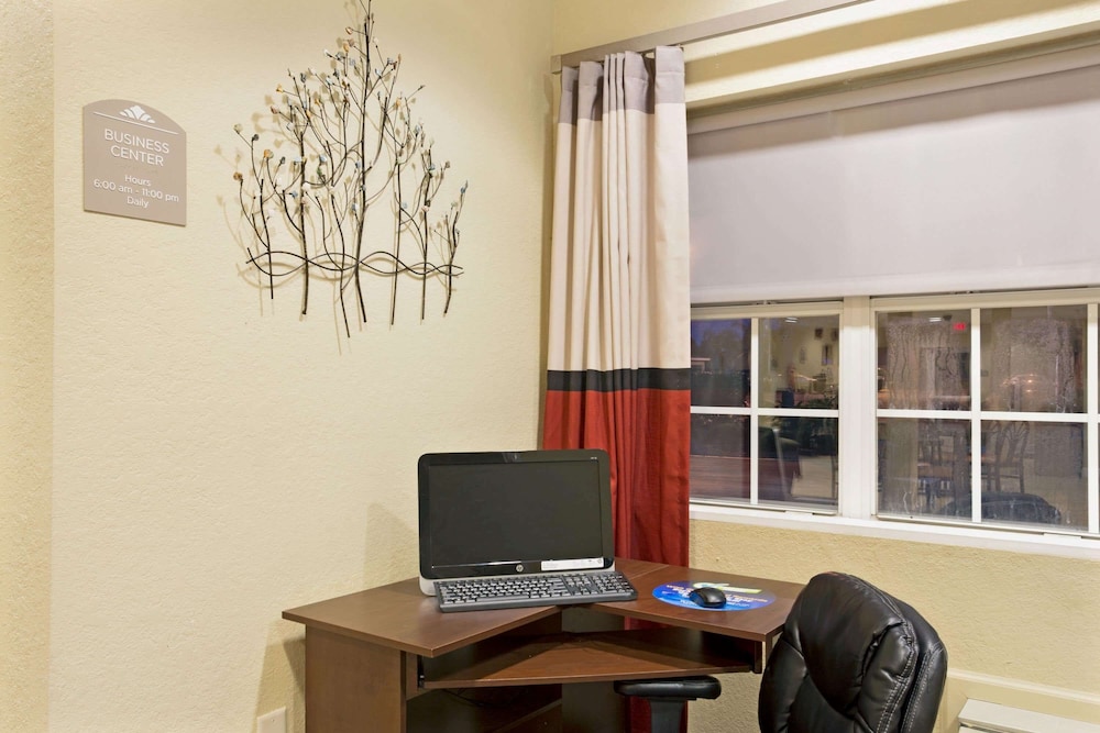 Microtel Inn & Suites By Wyndham Bushnell 20/24