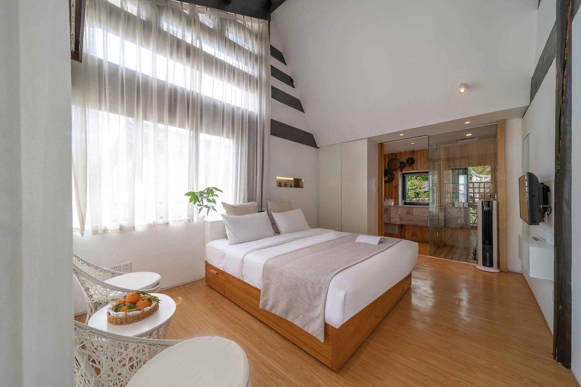 Garden, King Bed