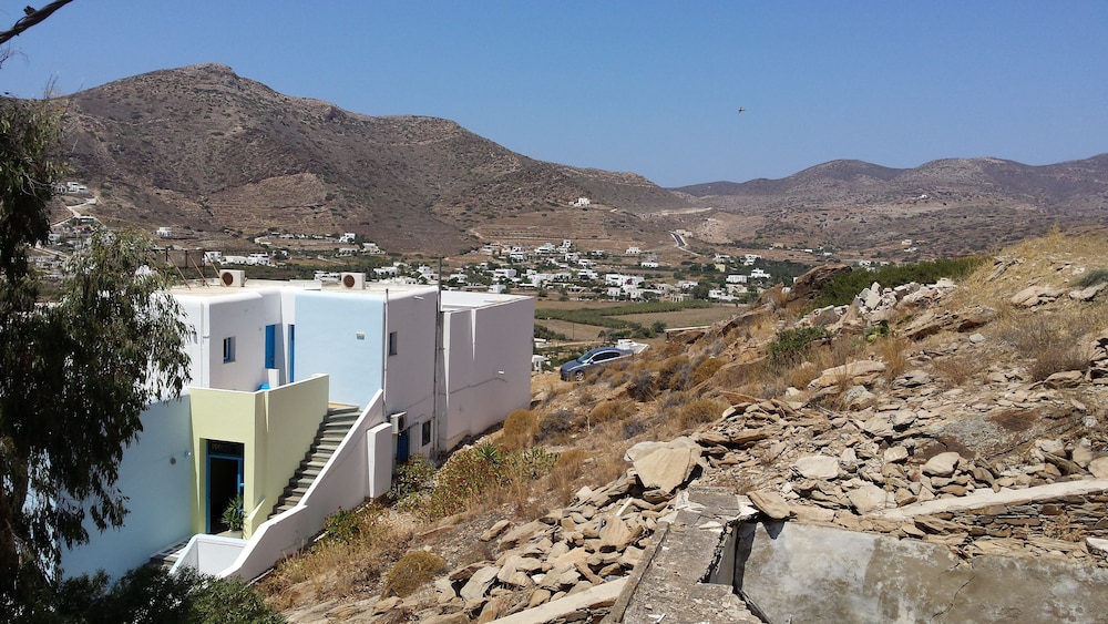 Grandma Vasiliki Rooms To Let 49/55
