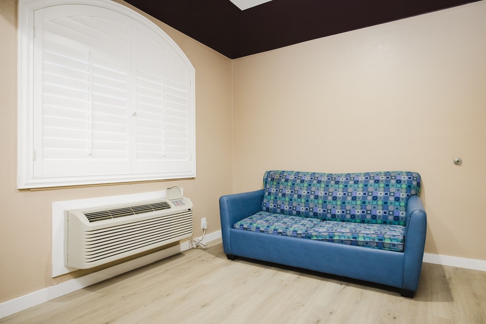 Sapphire Inn Suites 42/58