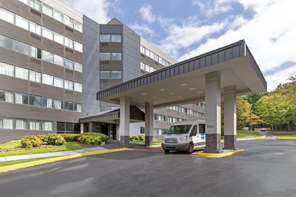 Clarion Hotel & Suites BWI Airport North 50/62