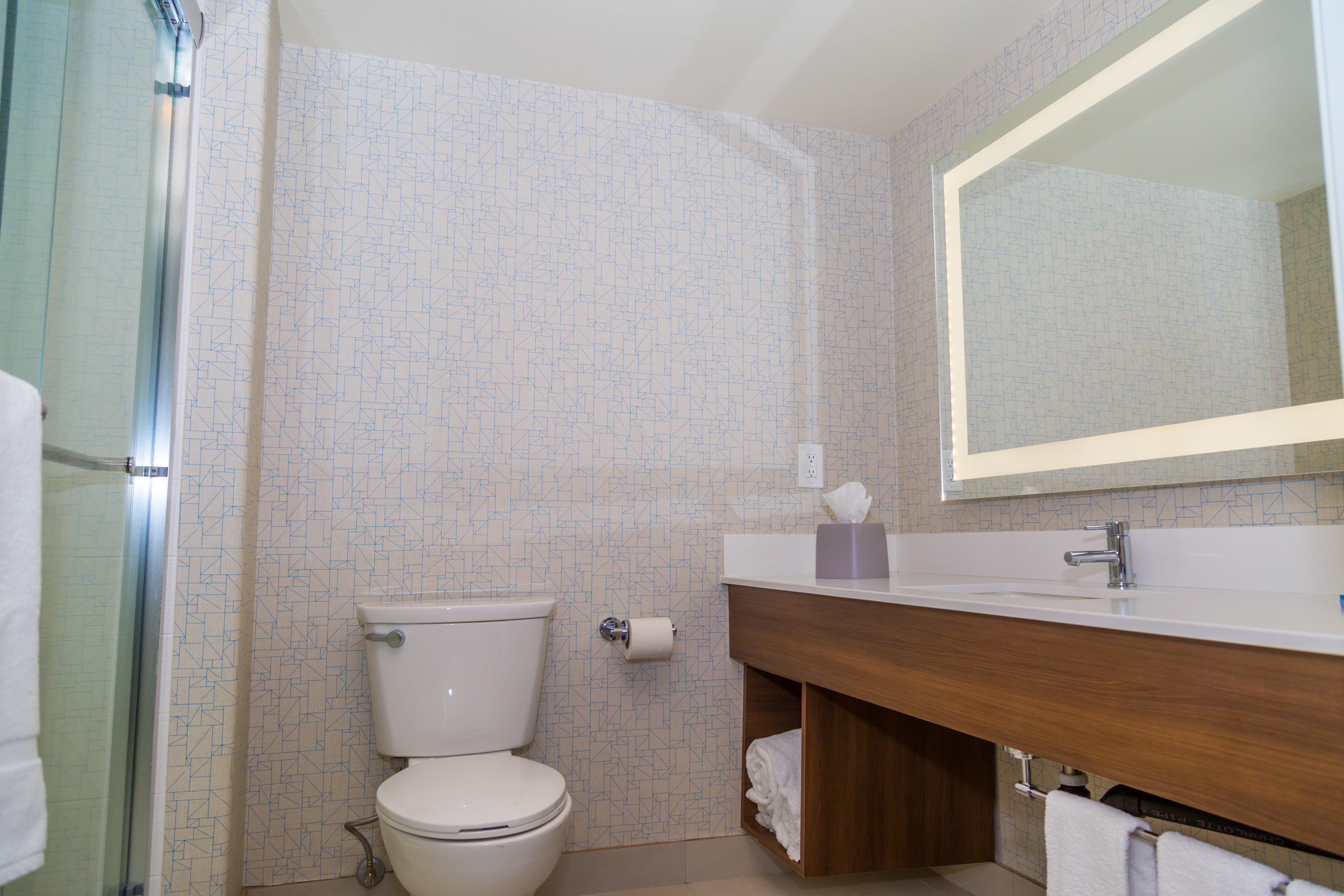 غرفة تنفيذية بسرير كينج، Holiday Inn Express San Diego Airport Old Town 2/3