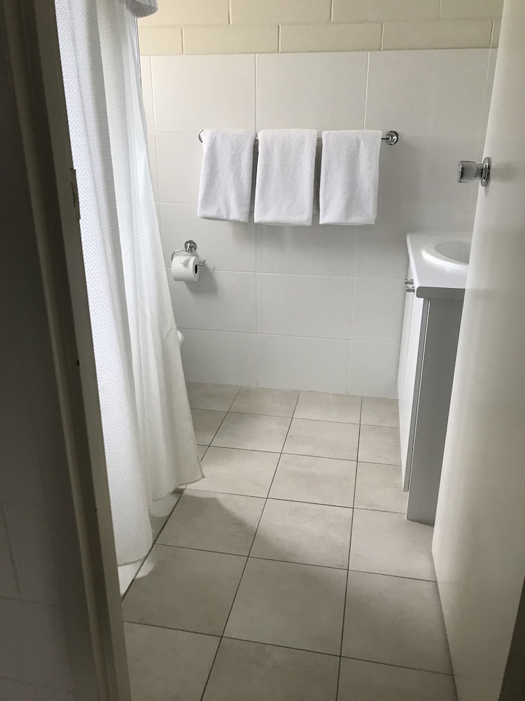 VICTOR HARBOR CITY INN 61/63