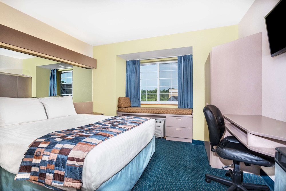 Microtel Inn & Suites Tomah 15/33