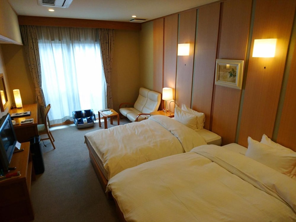 Kasuga Hotel 8/47