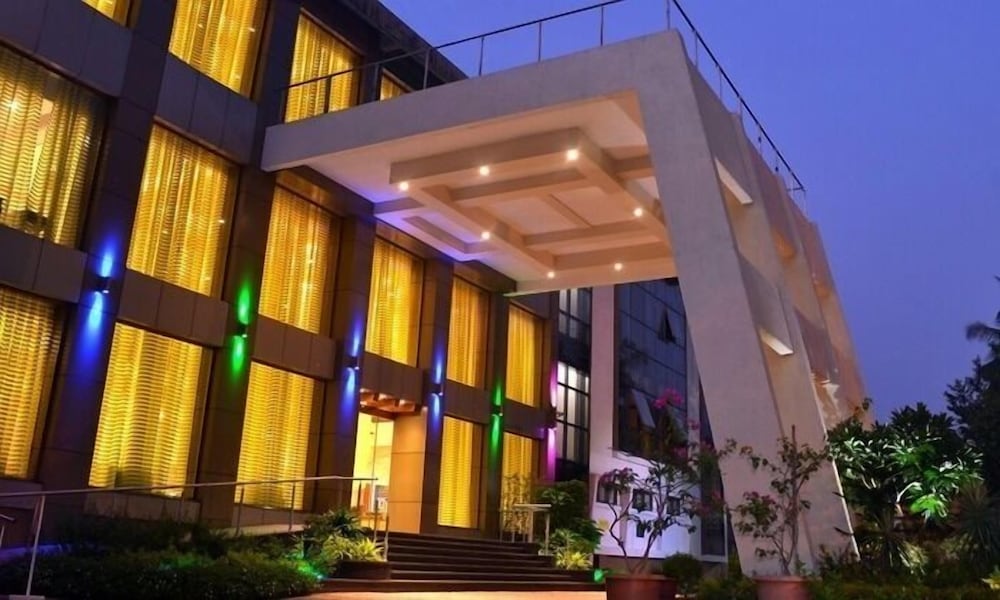 The Club Emerald Chembur 2/51