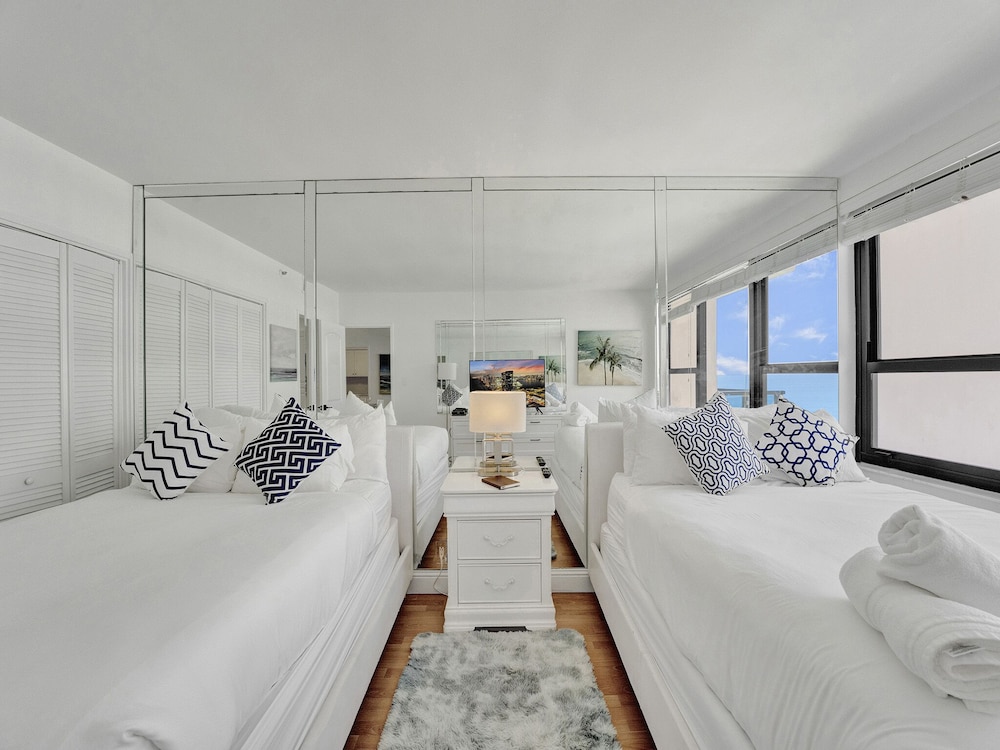 Room, Murphy Bed, 2 Queen and Twin Beds, High Floor