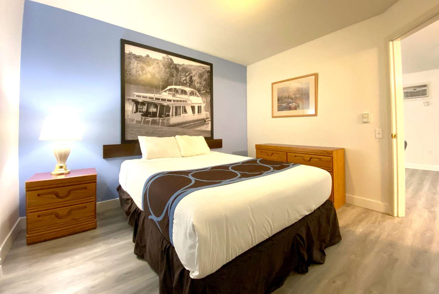 Super 8 by Wyndham Sicamous 3/23