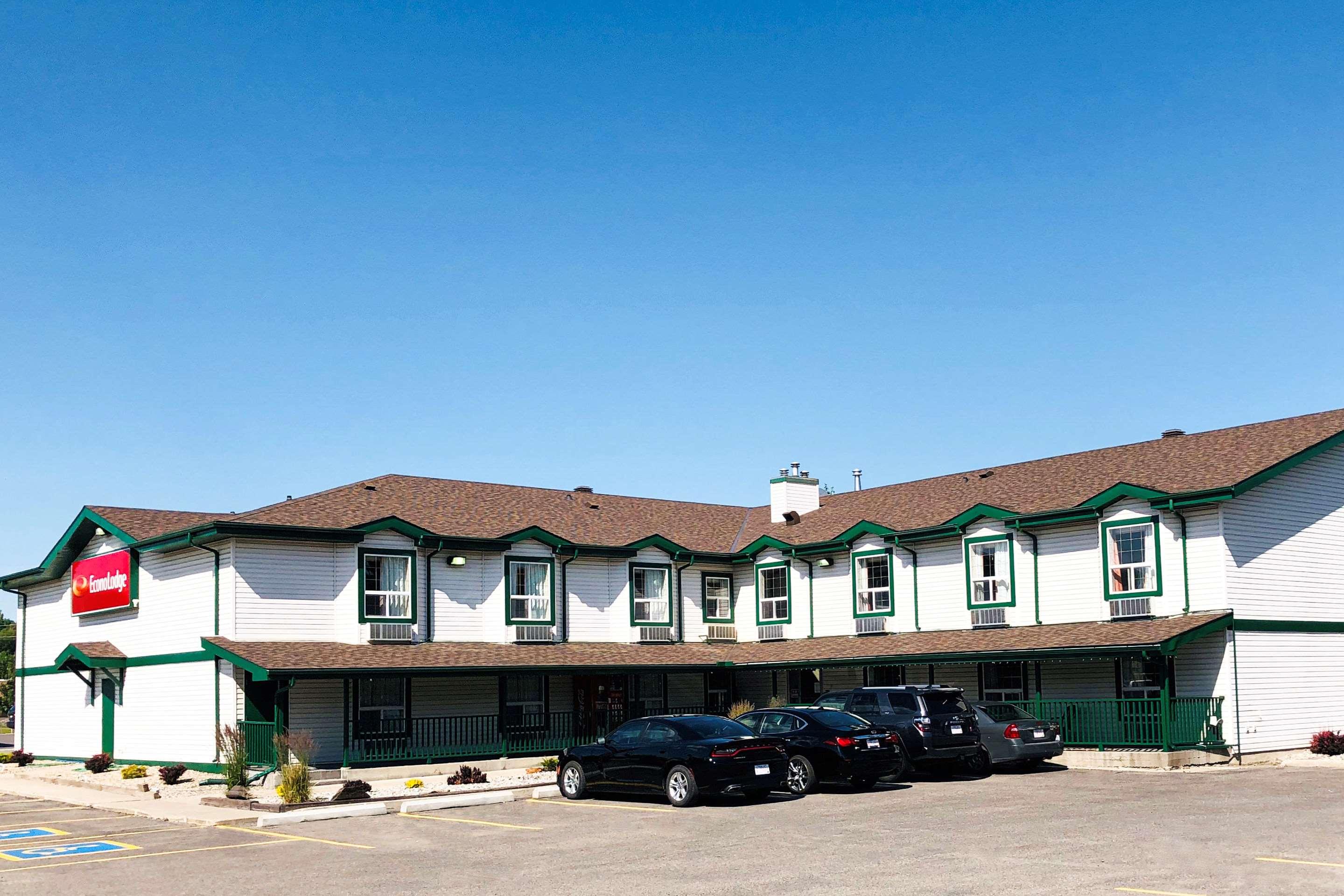Econo Lodge Okotoks 3/17