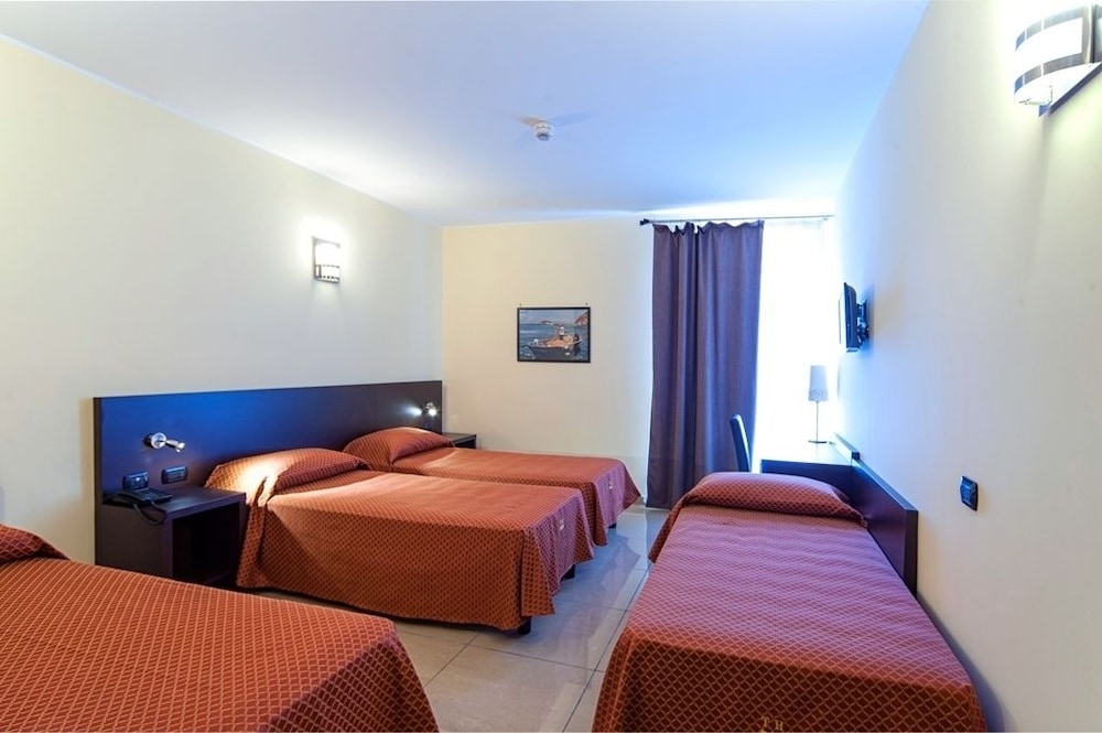 ROOM, QUADRUPLE
