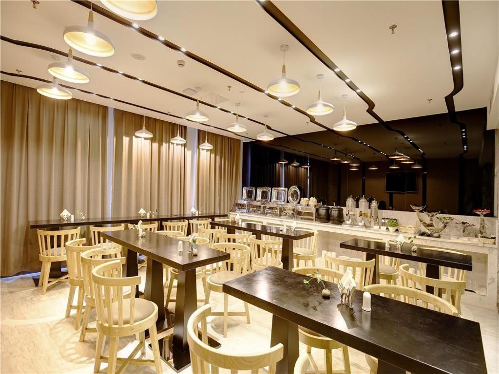 Lavande Hotel (Chengdu Dafeng Shixi Park Metro Station) 37/39
