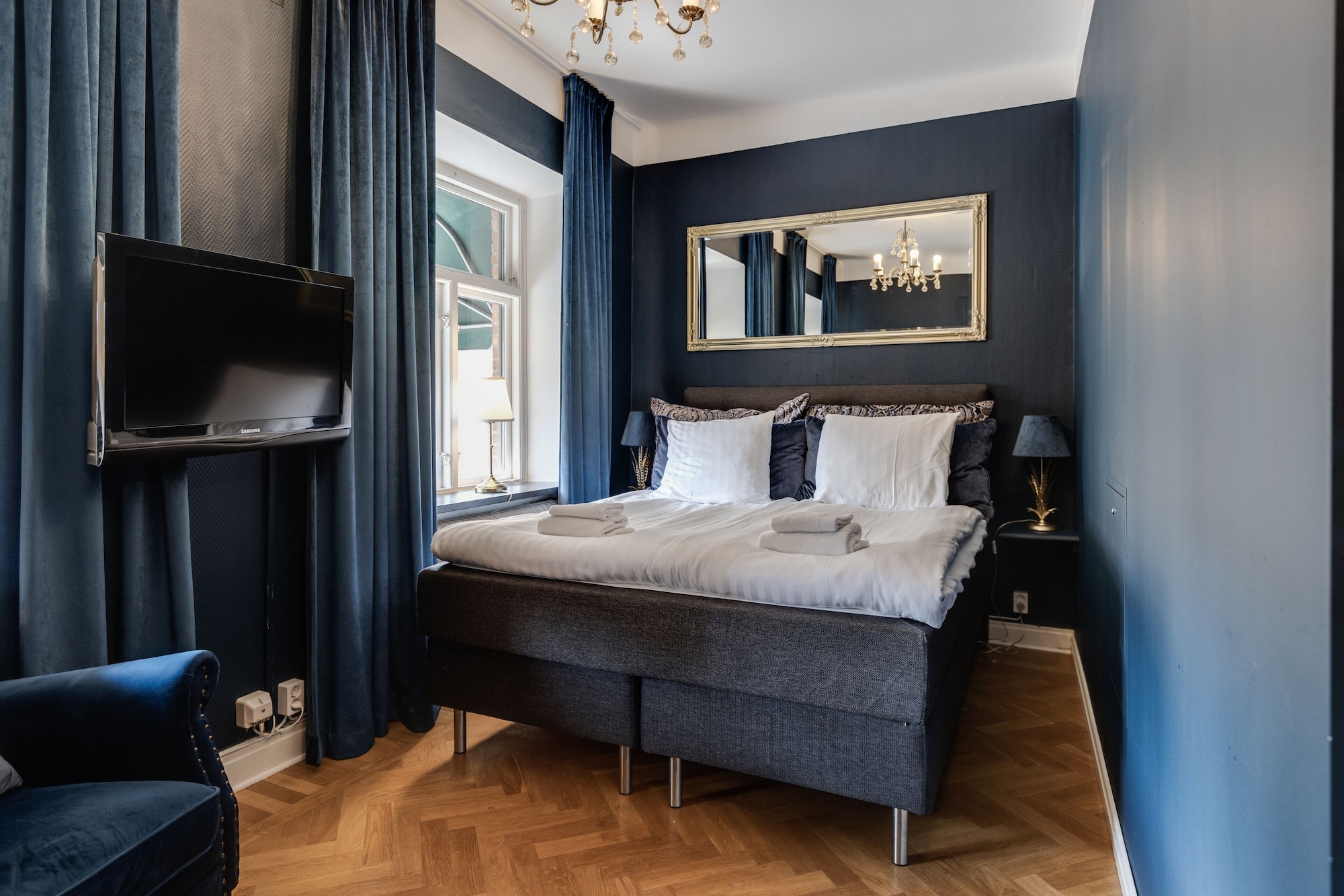 Blue, Queen Bed