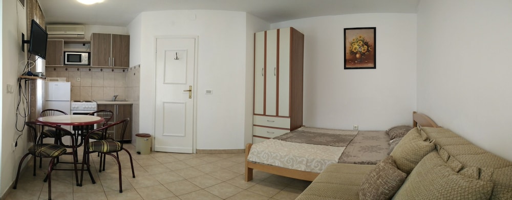 Maki Apartments 28/48