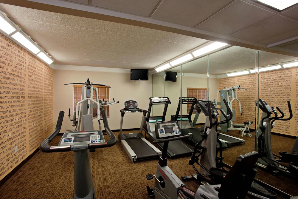La Quinta Inn & Suites by Wyndham Greensboro NC 30/55