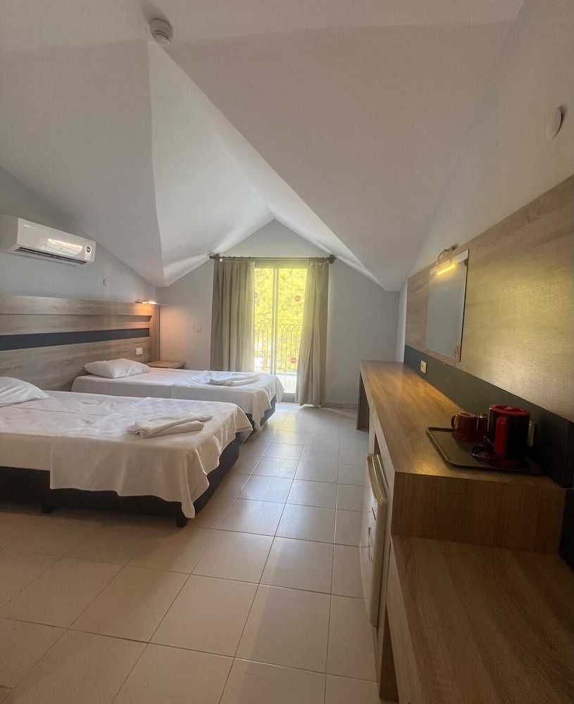 ECONOMY, DOUBLE OR TWIN BED