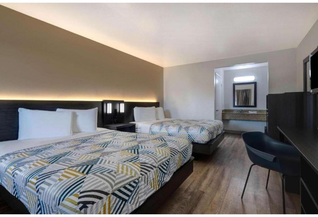 2 Queen Beds - Non-Smoking, Micfridge