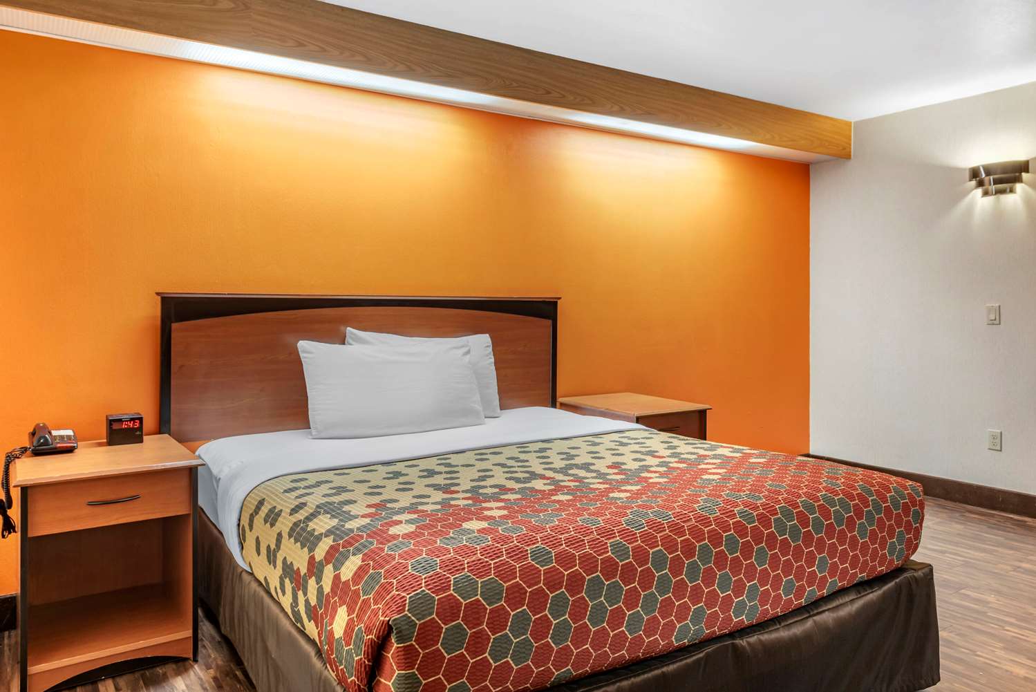 Room, King Bed, Econo Lodge North Academy 2/3