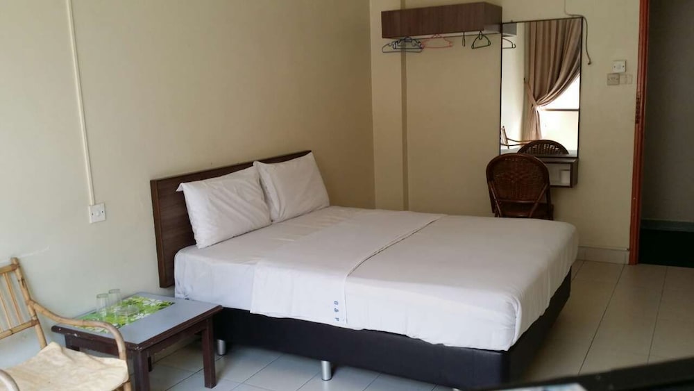 Dragon & Phoenix Hotel 15/33