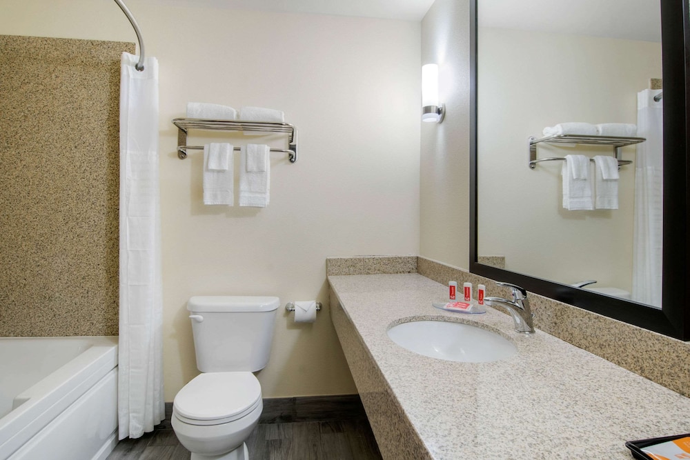 Econo Lodge Inn & Suites Springfield Main Street 58/63