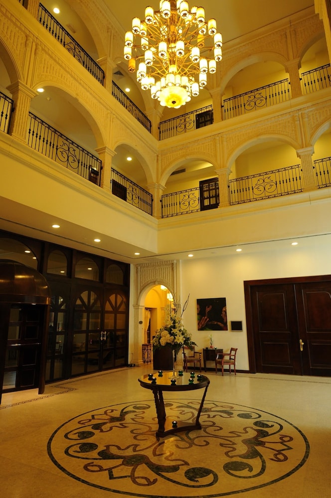 The Convention Center Royal Suites Hotel 5/50