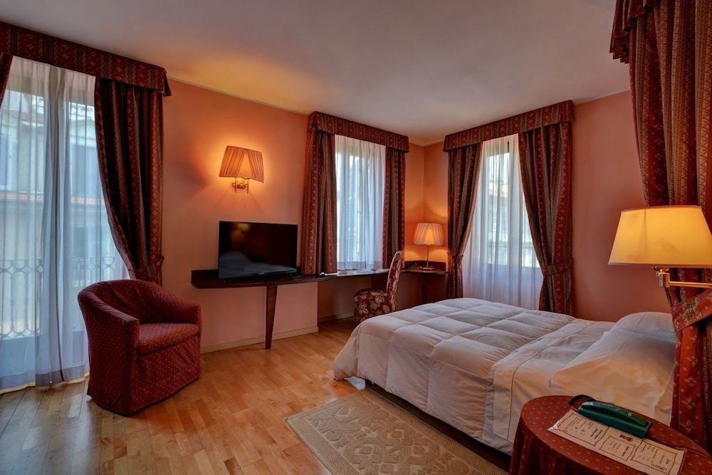 HOTEL DUE MONDI 10/29