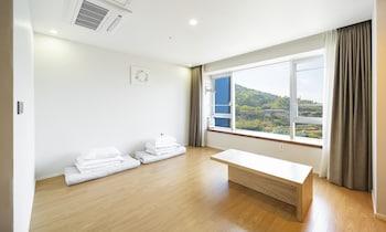 Ondol, Cruise, Art, Family, 4 Futon Beds, Pool Access